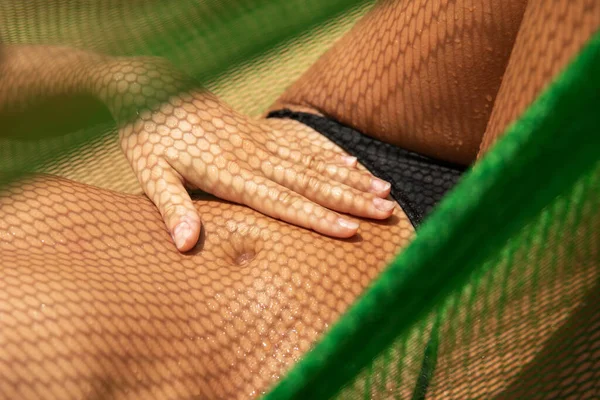 Mujer Tomando Sol Hamaca Vientre Femenino Cubierto Con Sombra Reticulada — Foto de Stock