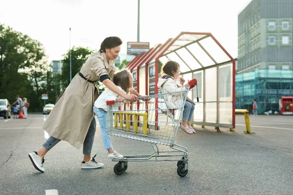 Young Happy Mother Her Cute Daughters Having Fun Shopping Cart — Stock Photo, Image