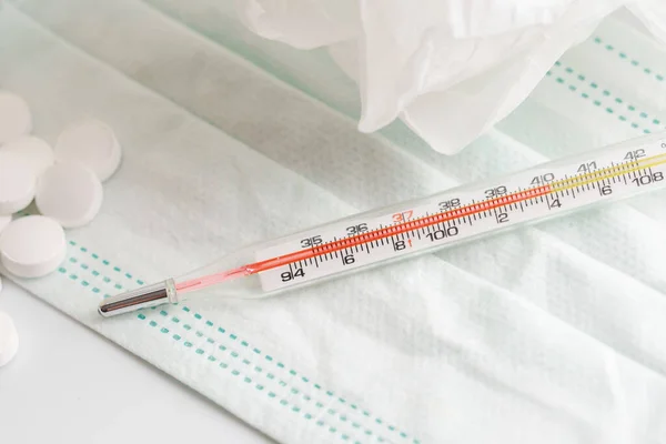 温度計 フェイスマスク 白い薬のクローズアップ — ストック写真