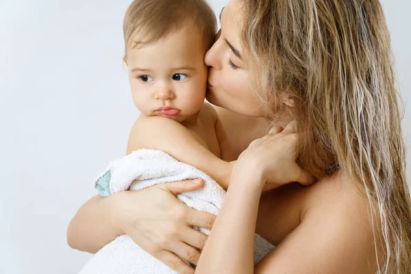 Higiene Cuidado Del Bebé Joven Feliz Madre Lindo Hijo Pequeño — Foto de Stock