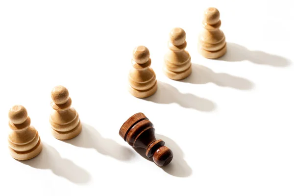 白人の間に黒いチェスの駒が一つ横たわっていた 人種主義と差別の概念 — ストック写真