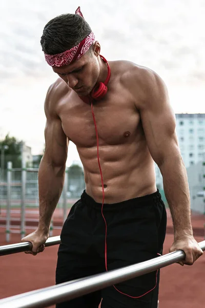 Elegante Uomo Muscoloso Che Indossa Bandana Rossa Durante Suo Allenamento — Foto Stock