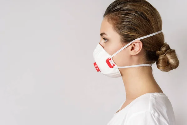 Jonge Blanke Vrouw Draagt Een Gezichtsmasker Ter Bescherming Tegen Virus — Stockfoto