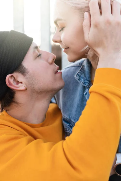 Portret Van Sensueel Tiener Paar Zoenen Buiten — Stockfoto