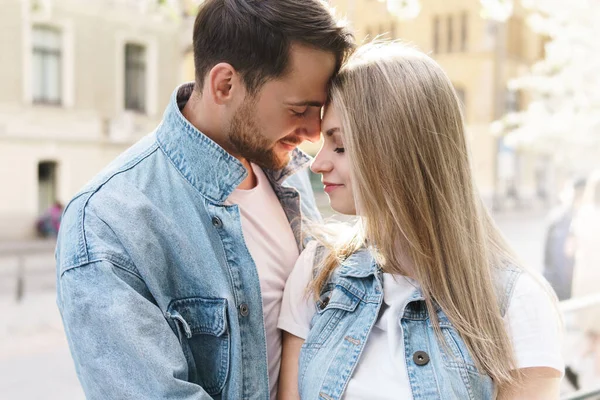 屋外でのデート中に若いと官能的なカップルの肖像画 — ストック写真