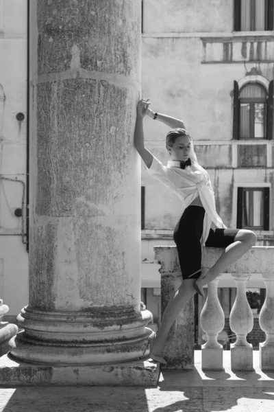 Стільна Жінка Чоловічому Одязі Поставленому Вулиці Міста Венеції — стокове фото