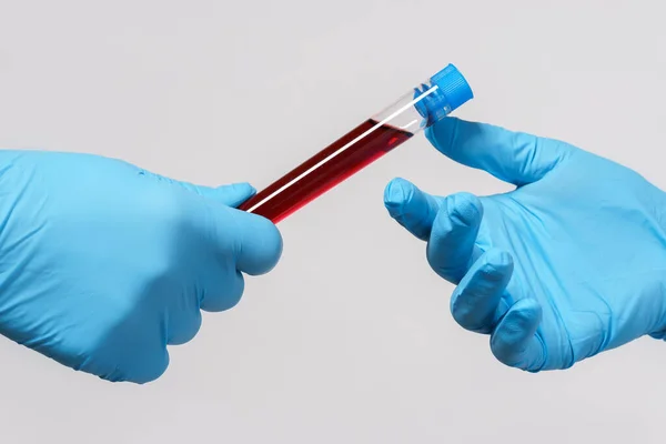 Para Ilmuwan Memberikan Sampel Darah Kepada Seorang Rekan Yang Terisolasi — Stok Foto