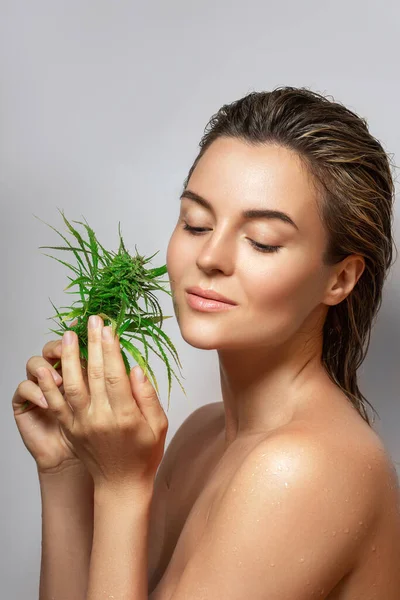 Cbd Cosmetics Concept Beautiful Woman Cannabis Leaf Gray Background — Stock Photo, Image