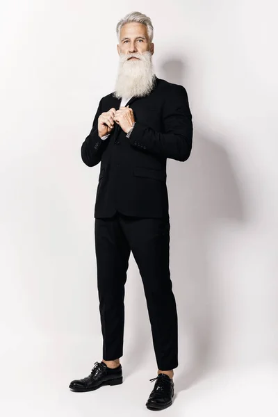 Bonito Homem Idoso Vestindo Elegante Terno Preto Fundo Branco — Fotografia de Stock