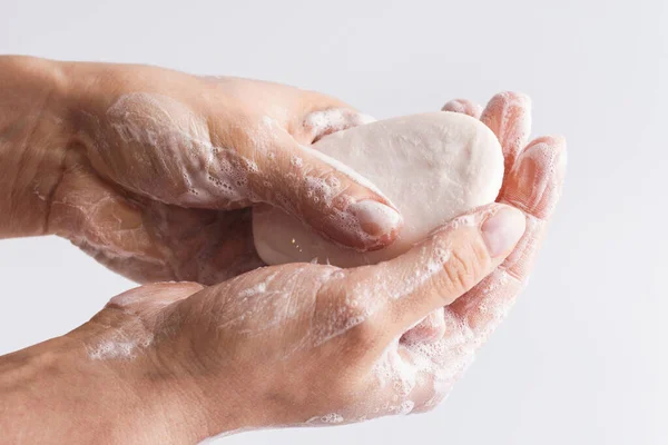 简单的卫生习惯 女人在洗手 女用肥皂拍手的特写 — 图库照片