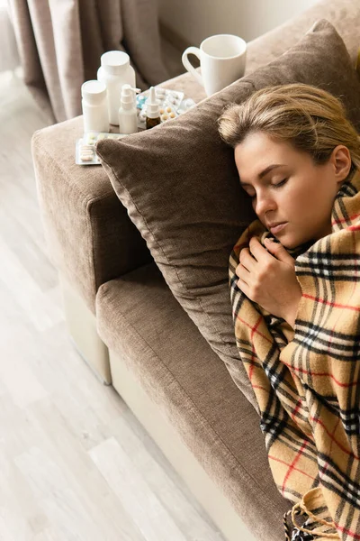 Hasta Kadın Evde Battaniyenin Altında Uyuyor — Stok fotoğraf