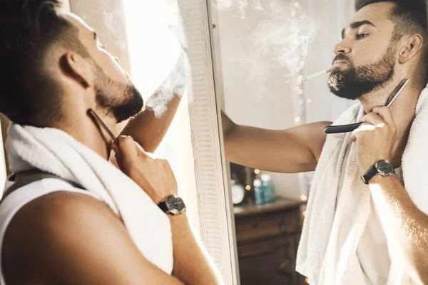 Snygg Man Som Ser Sig Spegeln Röker Cigarett Och Rakar — Stockfoto