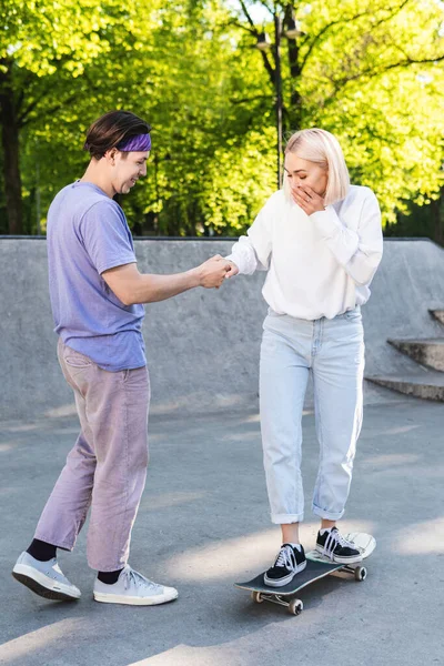 Pareja Adolescentes Despreocupados Parque Patinaje Tipo Dando Una Lección Skate —  Fotos de Stock