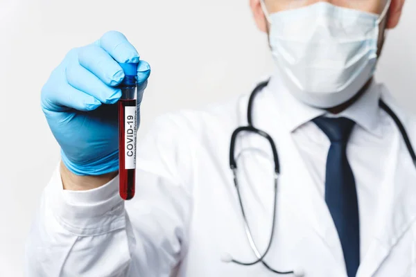 Läkaren Håller Injektionsflaskan Med Ett Blodprov Från Covid — Stockfoto