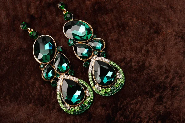 Luxury Earrings Green Gemstones Brown Velvet Background — Stock Photo, Image
