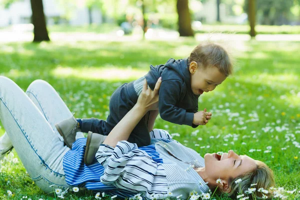 Mor Och Hennes Söta Lilla Pojke Ett Kamomillfält — Stockfoto