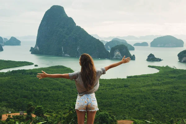Jonge Vrouw Kijkt Naar Het Prachtige Landschap Baai Van Phang — Stockfoto