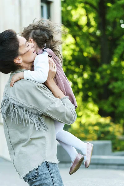 Ung Mor Håller Sin Lilla Dotter Händerna Stadspark — Stockfoto