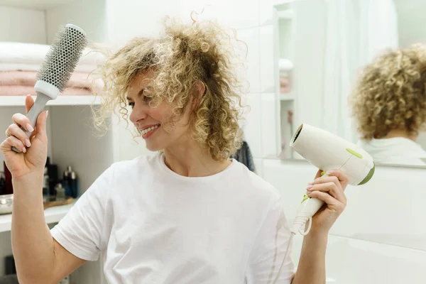 Joven Mujer Feliz Está Usando Secador Pelo Después Una Ducha — Foto de Stock