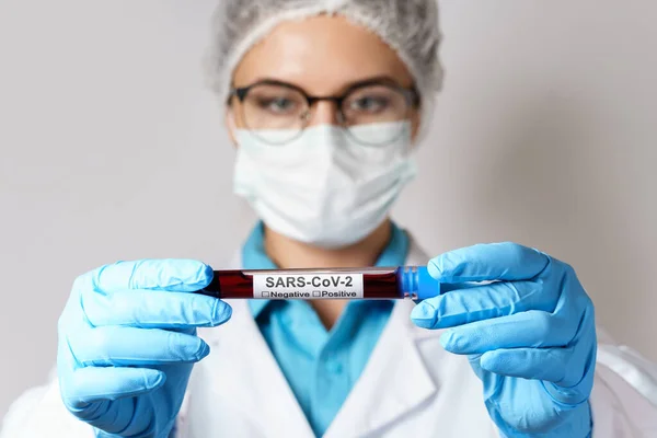 Dokter Wanita Muda Memegang Sampel Darah Sars Cov — Stok Foto