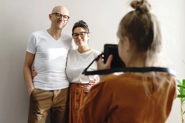 Kleine Tochter Beim Fotografieren Ihrer Eltern Die Vor Der Kamera — Stockfoto