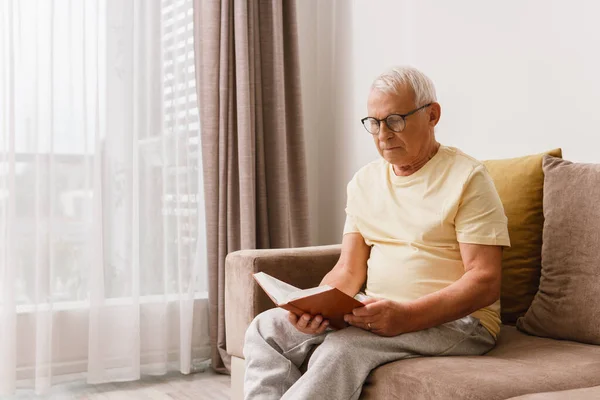 Bilge Yaşlı Adam Evde Kitap Okuyor — Stok fotoğraf