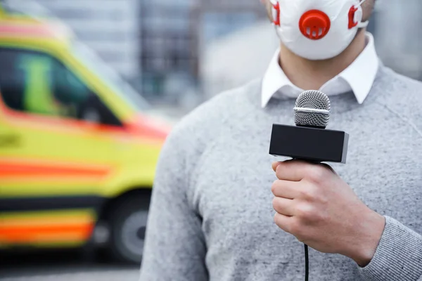 News Reporter Wearing Prevention Mask Speaking Microphone Broadcast — Stock Photo, Image