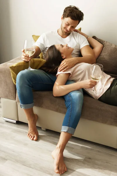 Genç Mutlu Bir Çift Şarap Içip Evde Dinleniyor — Stok fotoğraf