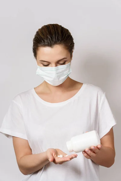 Young Woman Wearing Face Mask Holding White Pills — Stock Photo, Image