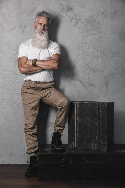 Elegante Bonito Barbudo Sênior Homem Posando Estúdio — Fotografia de Stock