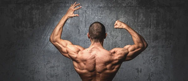 Sexy Muscular Homem Posando Contra Pedra Parede — Fotografia de Stock