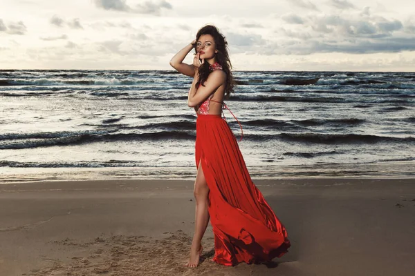 Потрясающая Женщина Красивом Красном Платье Пляже Время Заката — стоковое фото