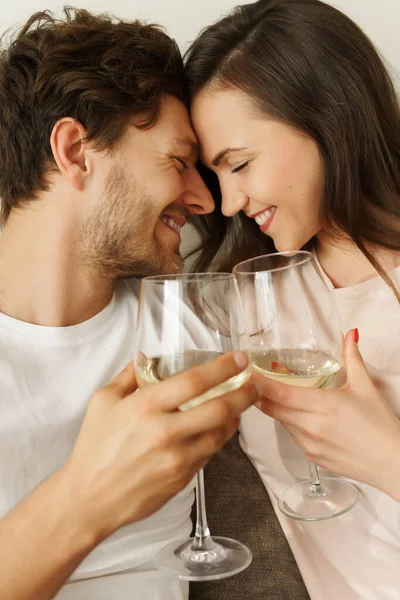 Jong Sensueel Paar Drinken Witte Wijn Ontspannen Thuis — Stockfoto