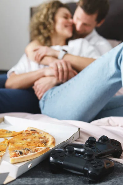 Genç Mutlu Çift Evde Dinleniyor Pizza Yemek Oyun Konsolu Oynamak — Stok fotoğraf