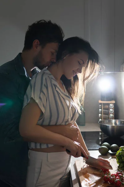 Pareja Joven Cocinando Sabrosa Cena Juntos Una Cocina Por Noche — Foto de Stock