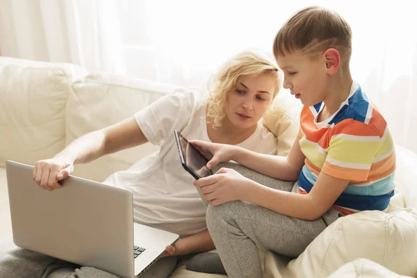 Mère Fils Maison Garçon Apprend Utiliser Une Tablette — Photo