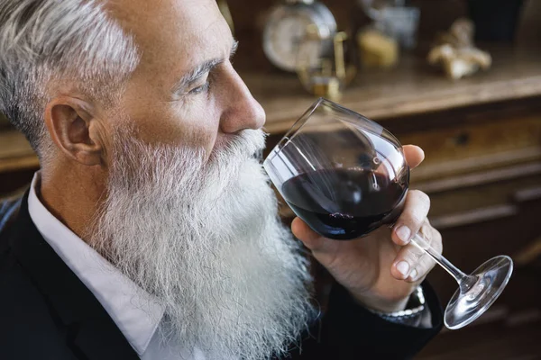 Şık Yakışıklı Sakallı Adam Kırmızı Şarap Içiyor — Stok fotoğraf