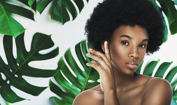 Jonge Mooie Afrikaanse Vrouw Met Een Perfecte Gladde Huid Tropische — Stockfoto