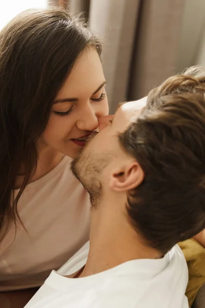 Retrato Jovem Casal Bonito Sensual Mostrando Seu Amor — Fotografia de Stock