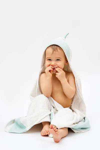 Bebek Hijyeni Bakımı Banyo Yaptıktan Sonra Kapüşonlu Havluya Sarılmış Tatlı — Stok fotoğraf