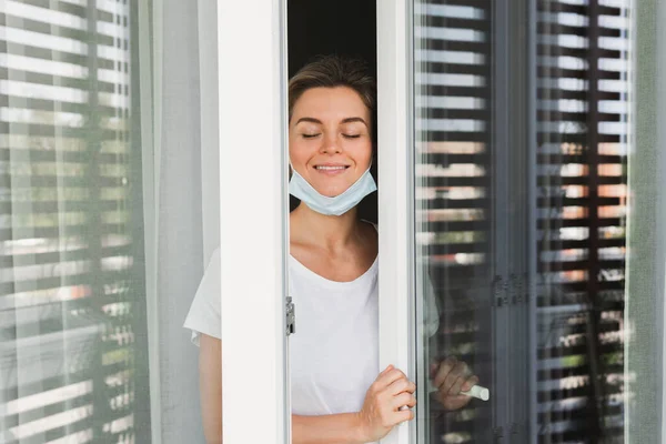 Young Woman Going Balcony Take Deep Breath Because Using Prevention — Stock Photo, Image