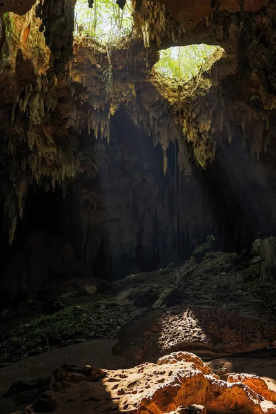 Schöne Loltun Höhle Mexiko Lichtstrahlen Dringen Durch Löcher Den Fels — Stockfoto