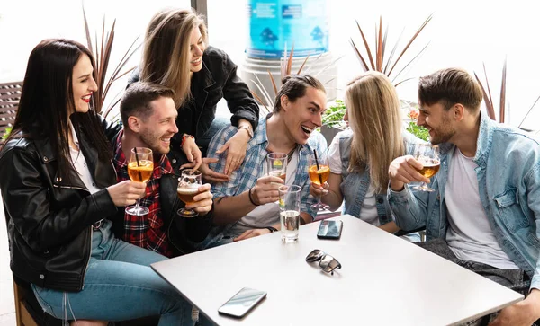 Bir Grup Arkadaş Birbirlerini Gördükleri Için Mutlular Sokak Barında Kutlama — Stok fotoğraf