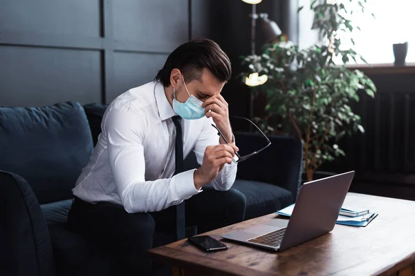 Tired Businessman Sickness Symptoms Wearing Prevention Mask His Work — Stock Photo, Image