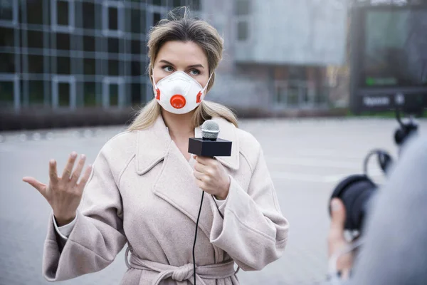 Journalist Wearing Prevention Masks News Reporters Making Reportage Virus Epidemic — Stock Photo, Image