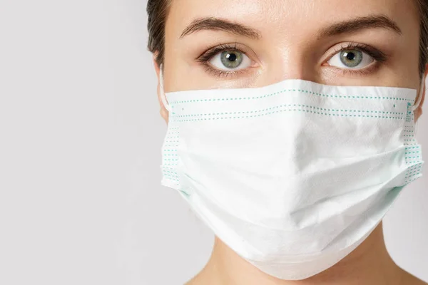 Junge Kaukasierin Trägt Zum Schutz Vor Virus Eine Gesichtsmaske — Stockfoto