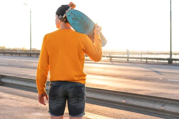 Stylowy Młody Człowiek Longboard Moście Zachodzie Słońca — Zdjęcie stockowe