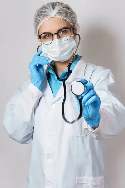 Jovem Médica Pneumologista Com Estetoscópio Fundo Cinza — Fotografia de Stock