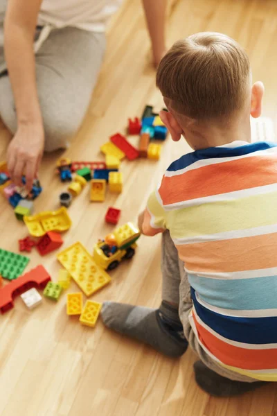 Jongen Kleurrijke Shirt Spelen Bouwspeelgoed Thuis — Stockfoto