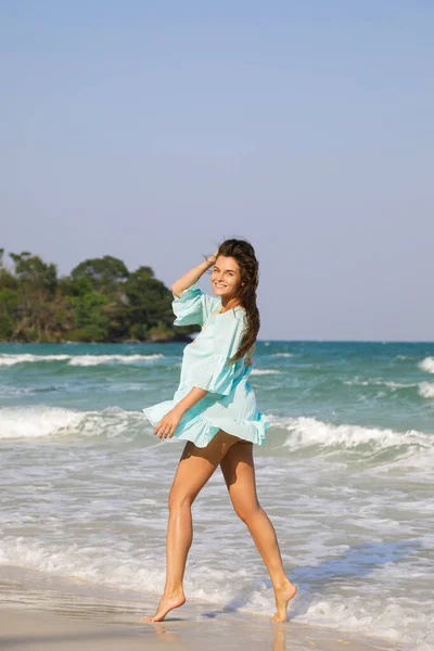 Giovane Bella Donna Che Indossa Bel Vestito Blu Sta Camminando — Foto Stock